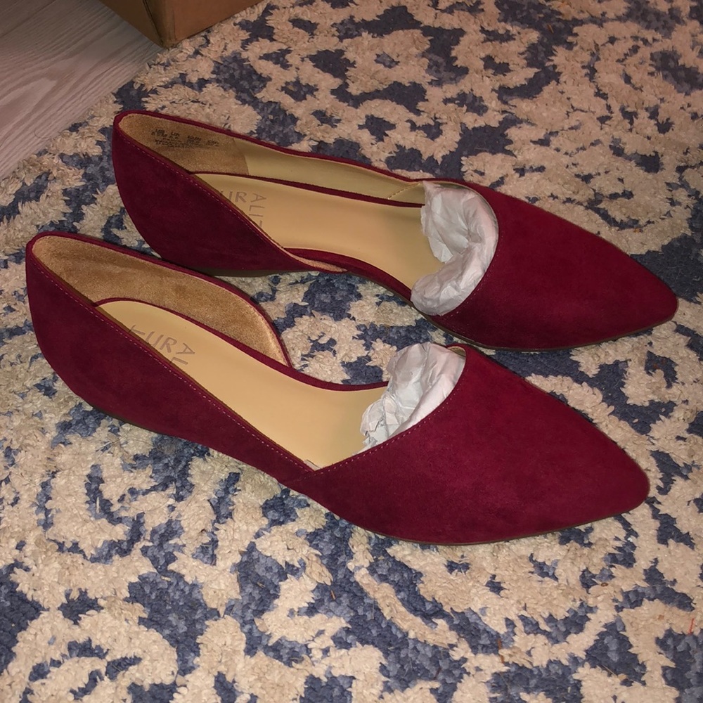 Never worn Naturalizer Flats